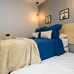 Omar do Rio: Qto e Sala a 200m da Praia de Copacabana, c/ Internet 350mbps e Smart TV (NSC 782/504)